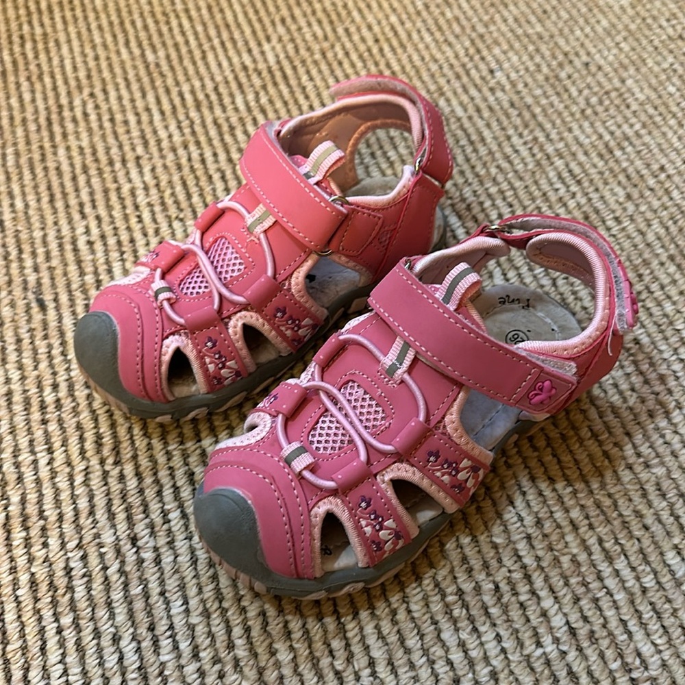 Amazon Apakowa toddler girl 9 pink sandals - covered toe box